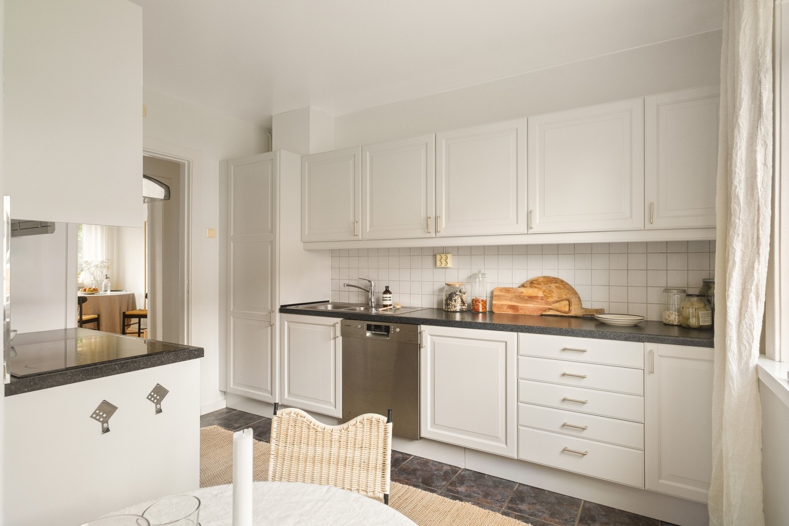 Kjøkkenet har god arbeidsplass og rikelig med muligheter for oppbevaring. Galleribilde