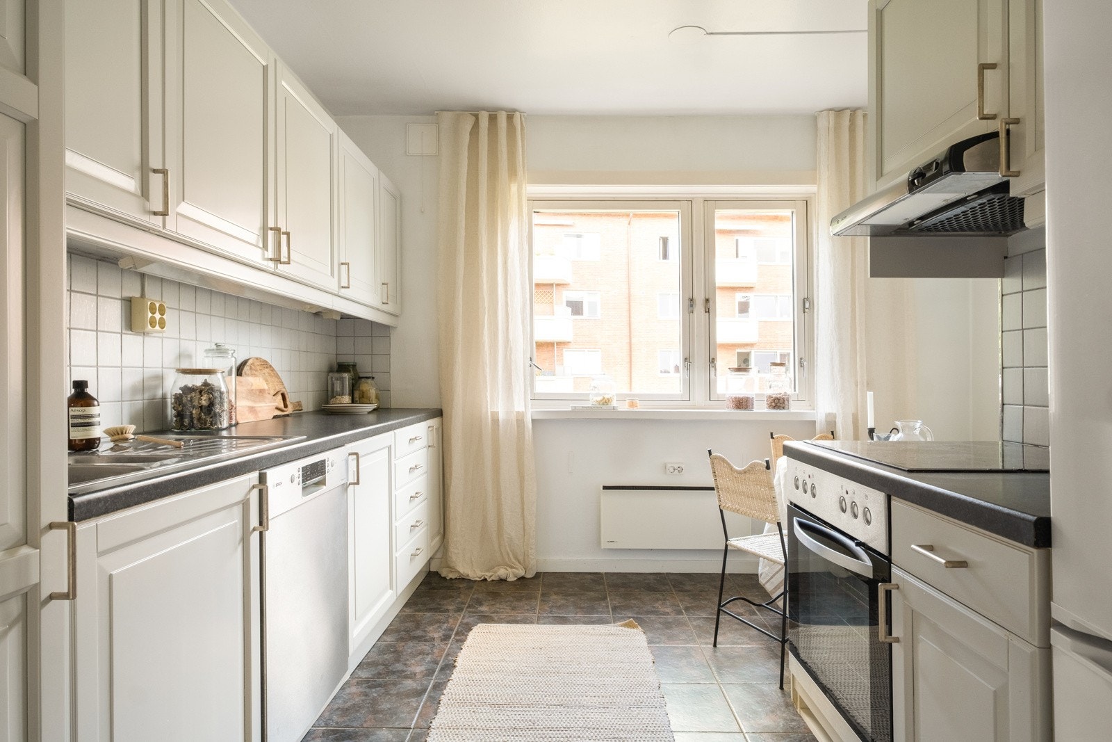 Kjøkkenet er utstyrt med integrerte hvitevarer. Galleribilde