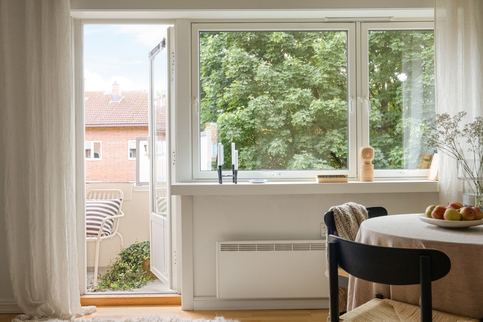 Balkongen skaper en sømløs overgang mellom boligen og naturen utenfor bygningen. Galleribilde