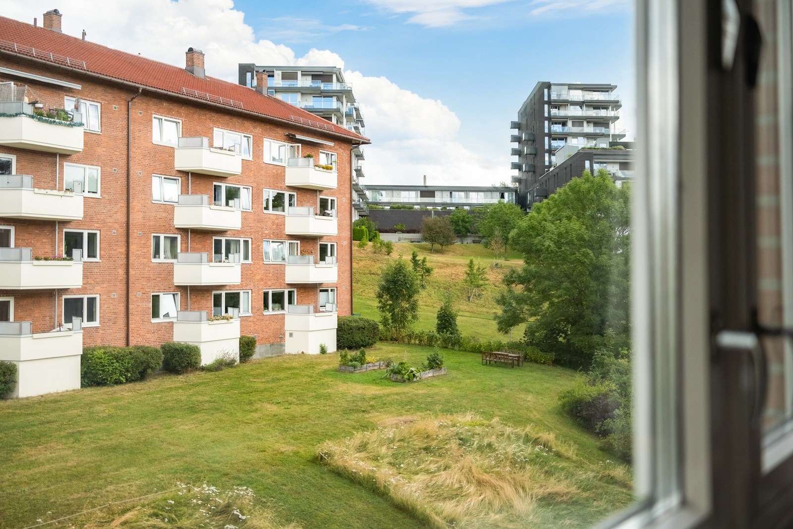 Det er nydelige grøntarealer mellom bygningene. Galleribilde