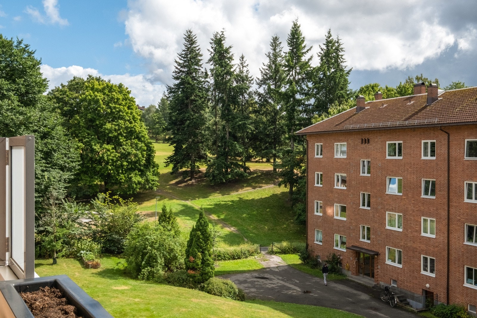 Det er store, åpne grøntarealer mellom bygningene. Galleribilde