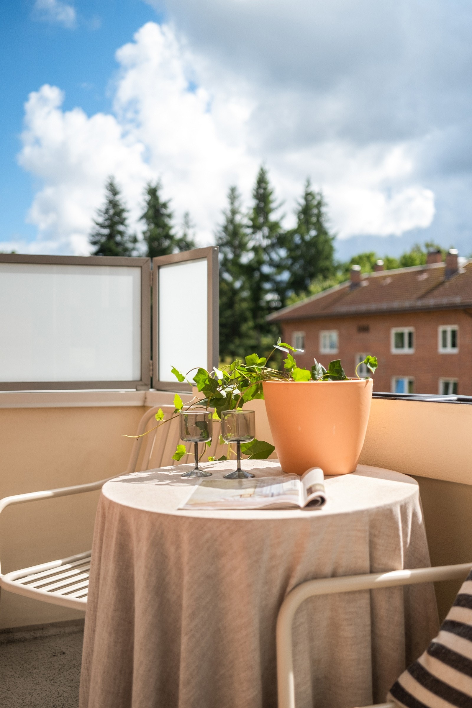 På balkongen sitter du usjenert og kan nyte fint utsyn. Galleribilde