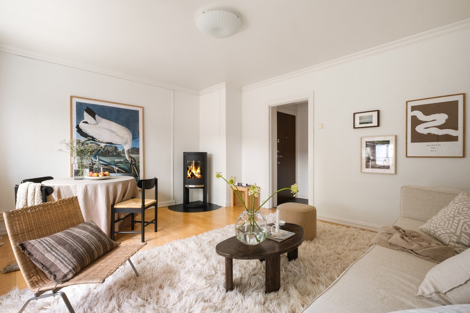 Stuen er holdt i lyse farger og har god romfølelse. Galleribilde