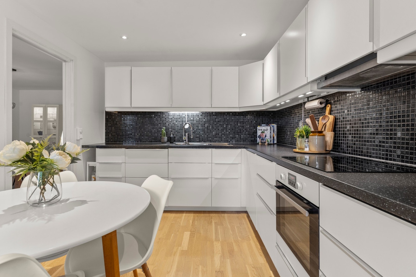 Integrerte hvitevarer medfølger og inkluderer komfyr, induksjonstopp og oppvaskmaskin. Galleribilde