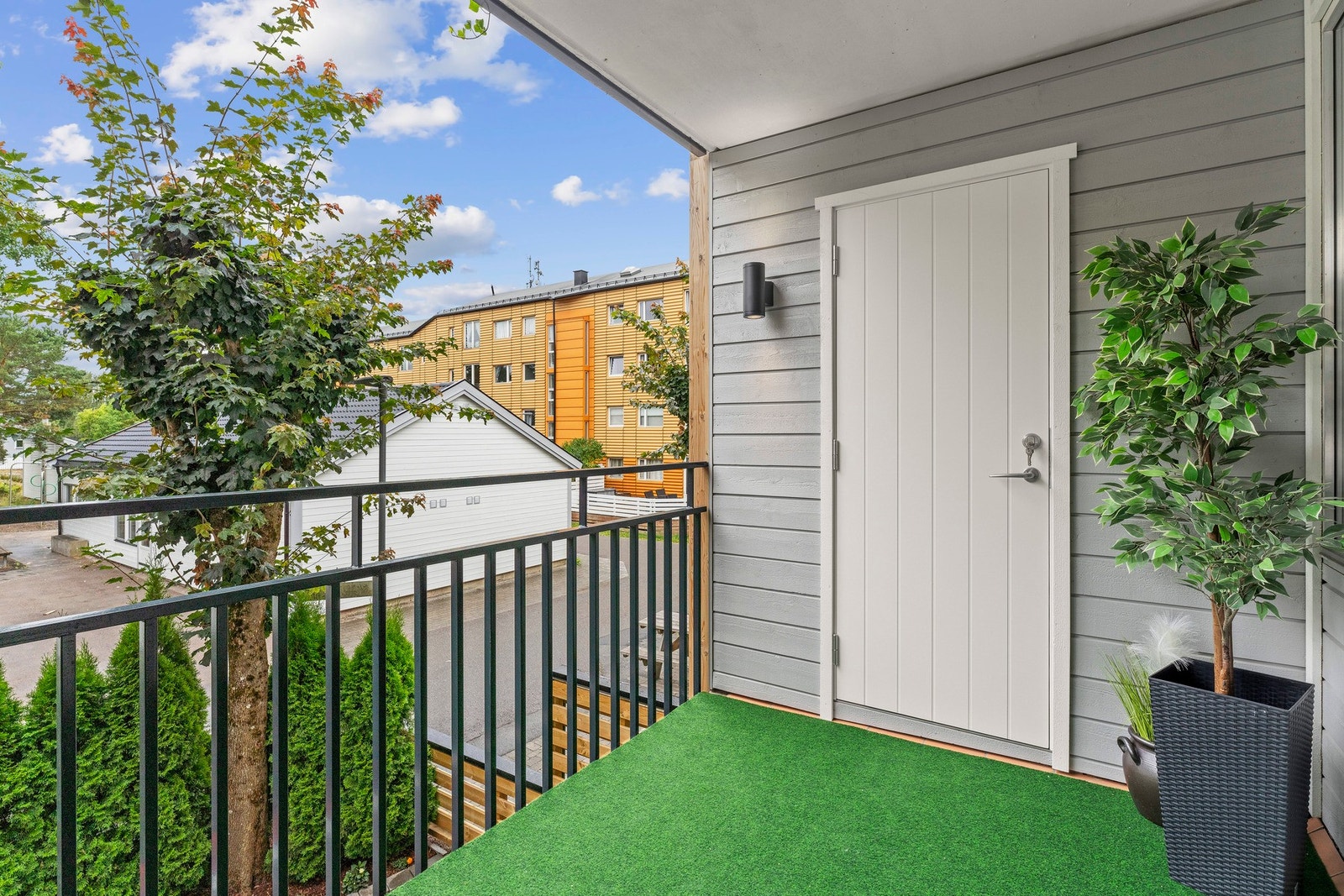 På balkongen det i tillegg en utebod på 2 kvm som kommer praktisk med! Galleribilde