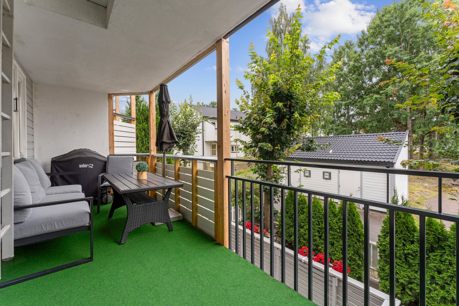 En flott gjennomgående 4-roms leilighet med sørvestvendt balkong og biloppstillingsplasser. Galleribilde