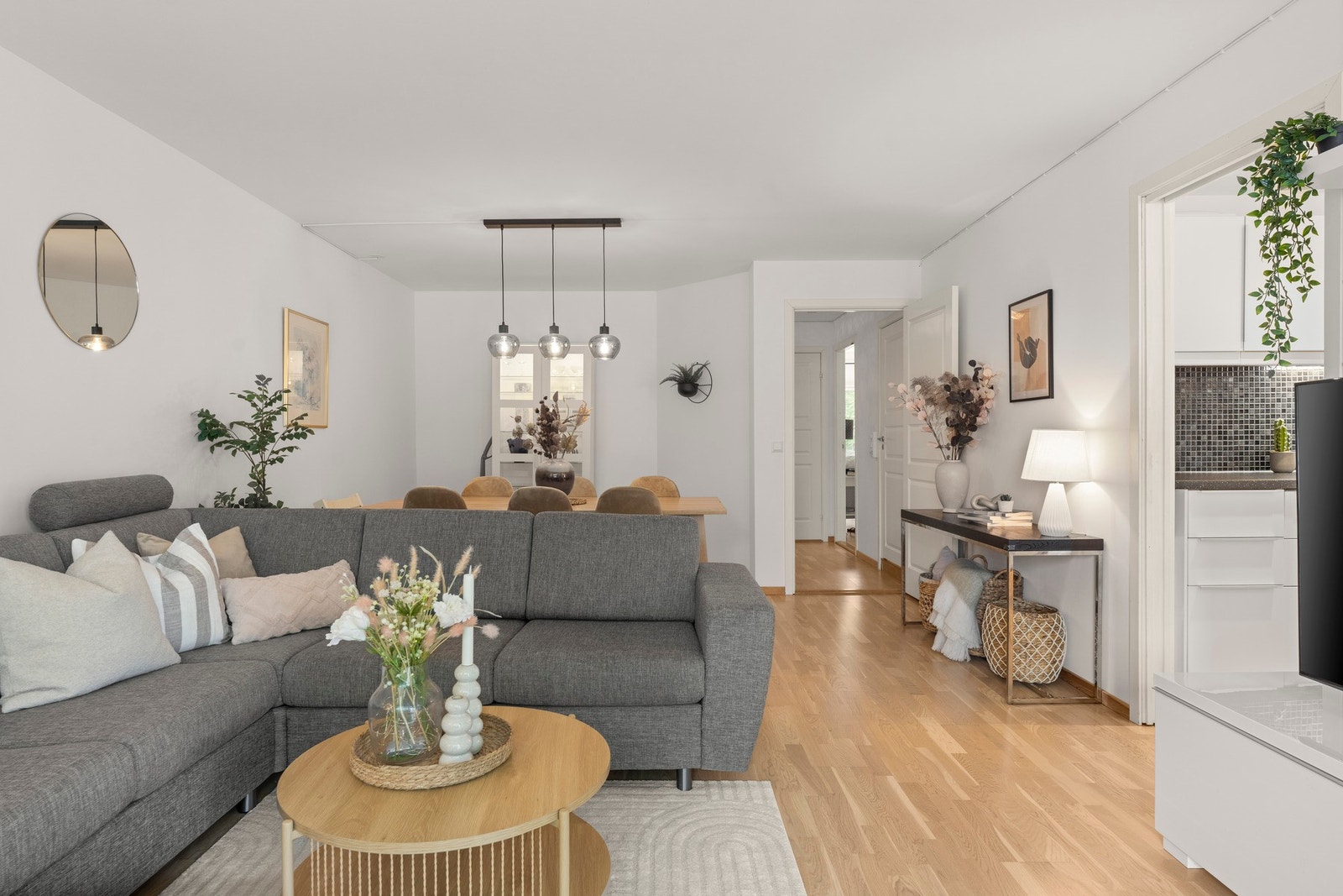 Stuen har flere innredningsmuligheter og det er plass til både sofaseksjon samt stort spisebord. Galleribilde