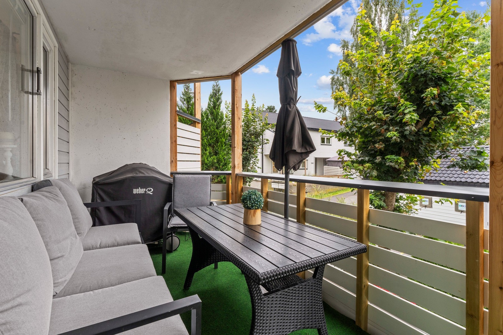 Balkongen er på 11 kvm og vender ut mot borettslagets indre gårdsrom i bilfrie og rolige omgivelser. Galleribilde