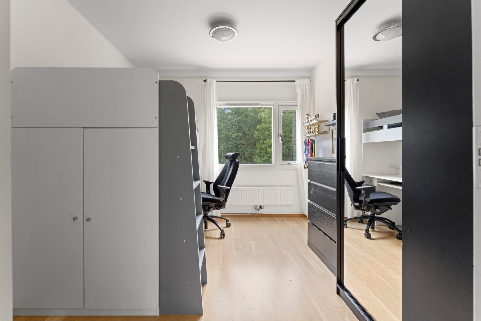 Rommene ligger vendt mot nord, noe som gjør at de oppleves som svale om sommeren. Galleribilde