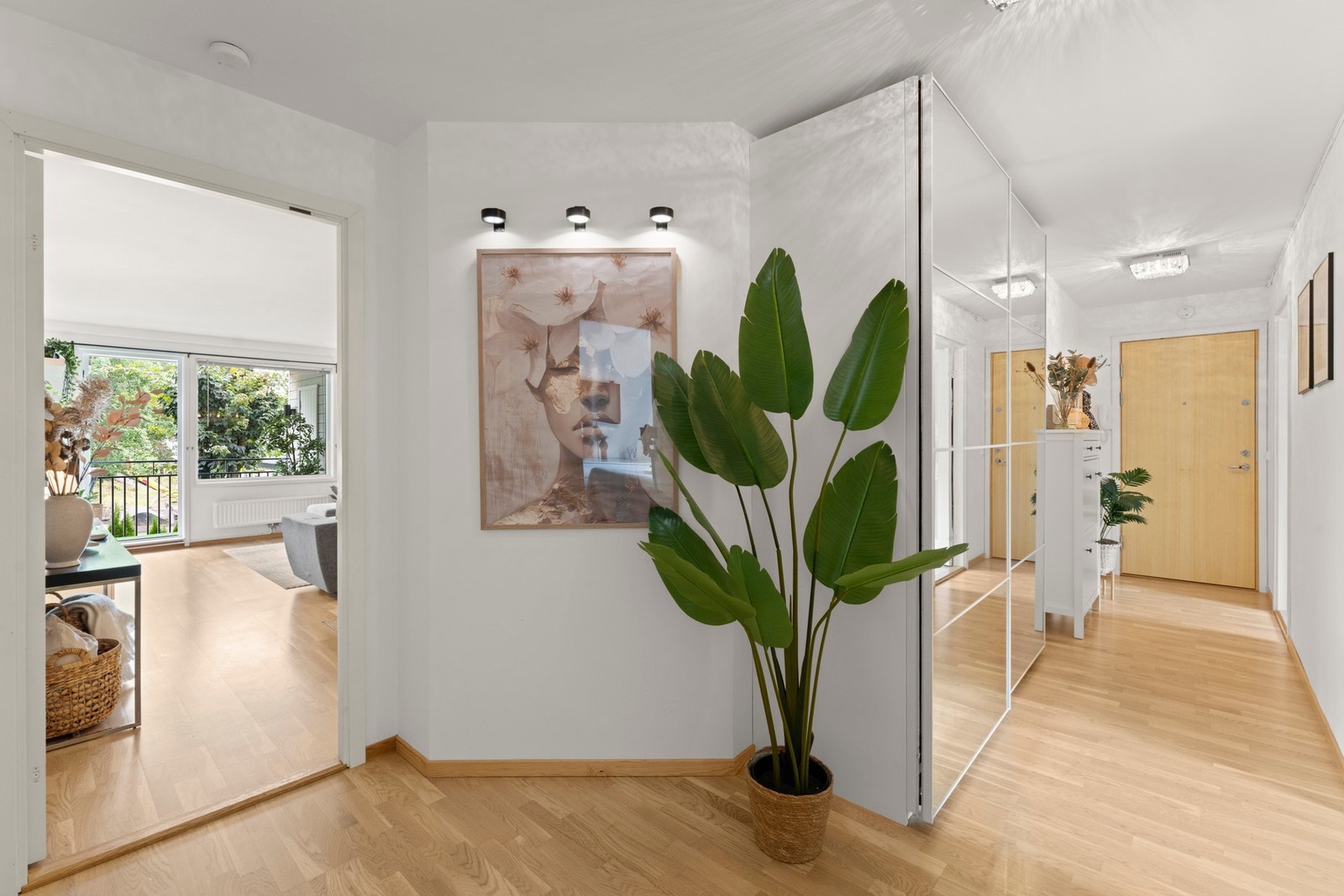 Gangen er av god størrelse og har en stor skyvedørsgarderobe for oppbevaring av diverse. Galleribilde