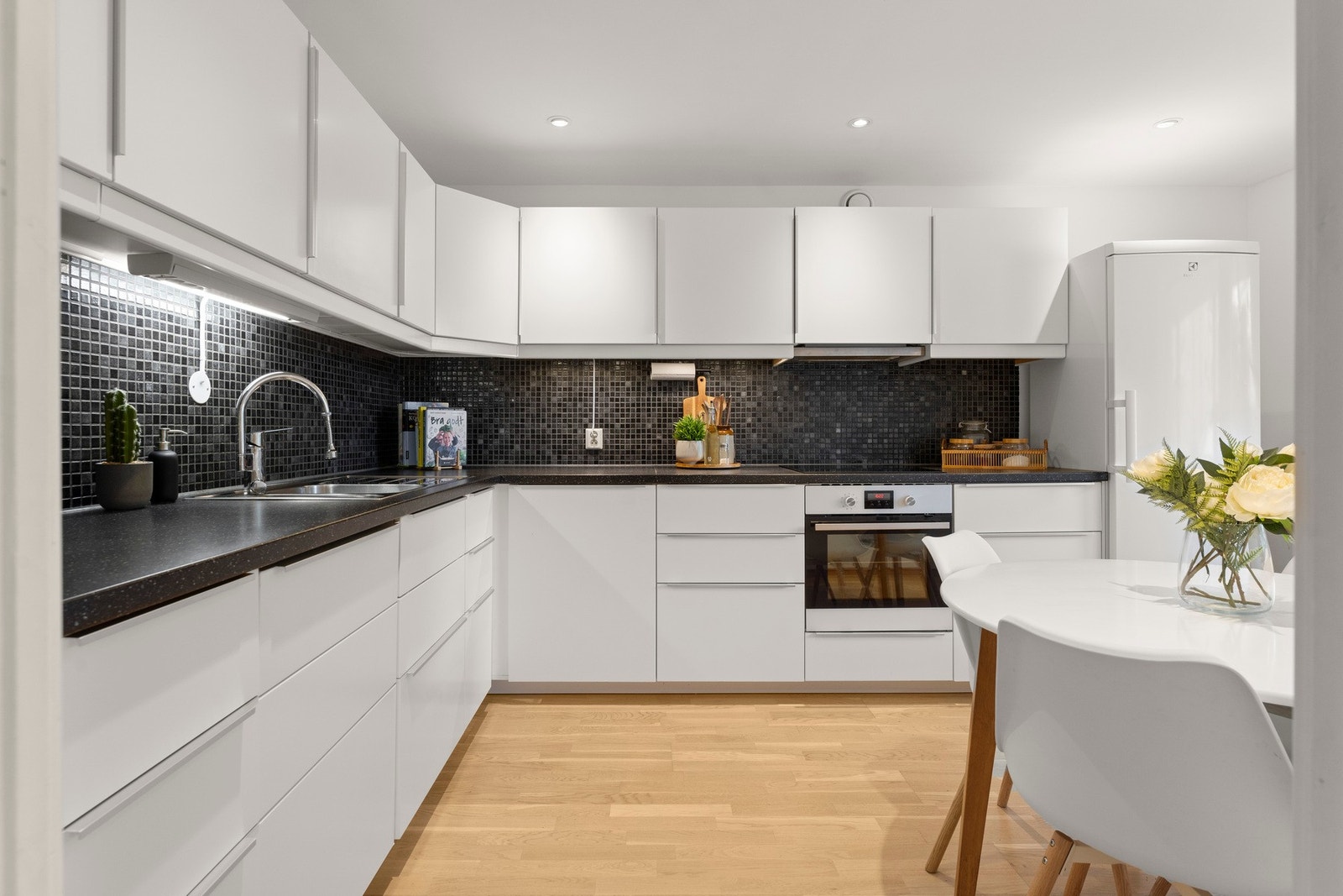 Stilrent og påkostet IKEA-kjøkken fra 2014. Galleribilde