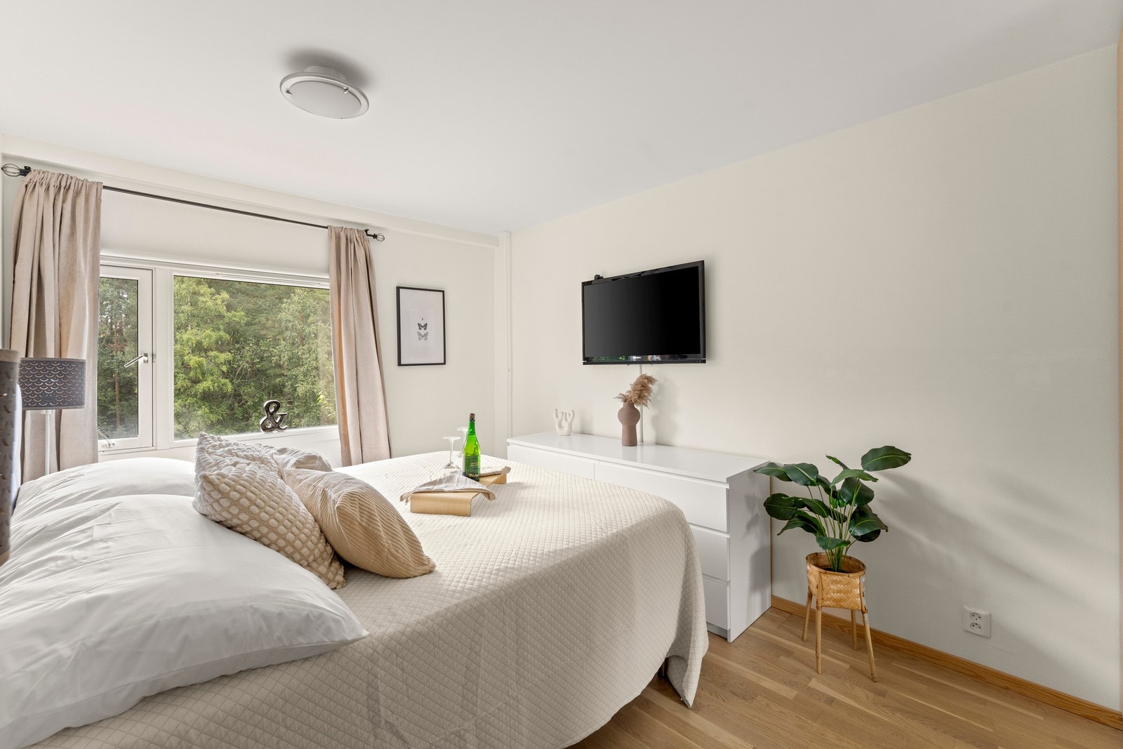 Leiligheten har totalt 3 soverom samt en bod som benyttes som kontor. Galleribilde