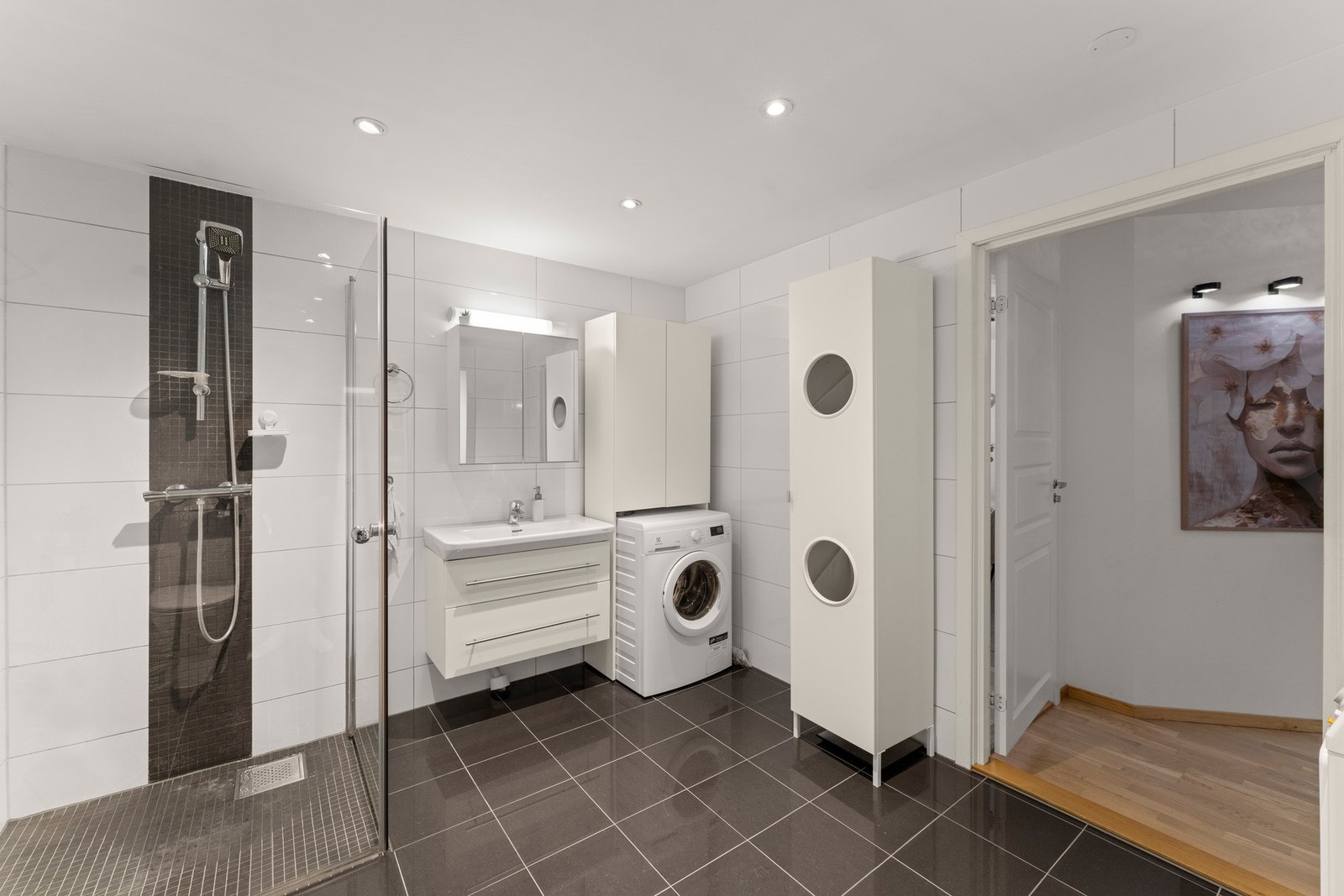 Det er elektriske varmekabler i gulv samt opplegg for vaskemaskin. Galleribilde