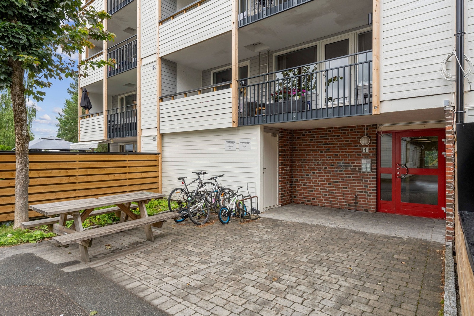 Åsbråtstien 1 ligger i et veletablert og svært barnevennlig boligområde på Åsbråten i bydel Søndre Nordstrand. Galleribilde