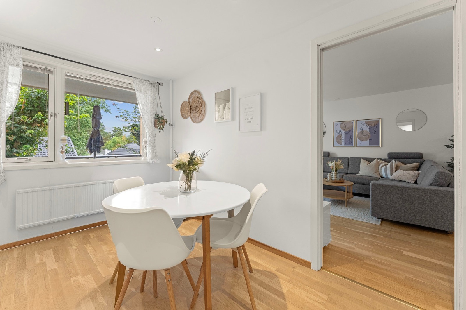 På kjøkkenet er det også plass for spiseplass hvor frokosten kan nytes! Galleribilde