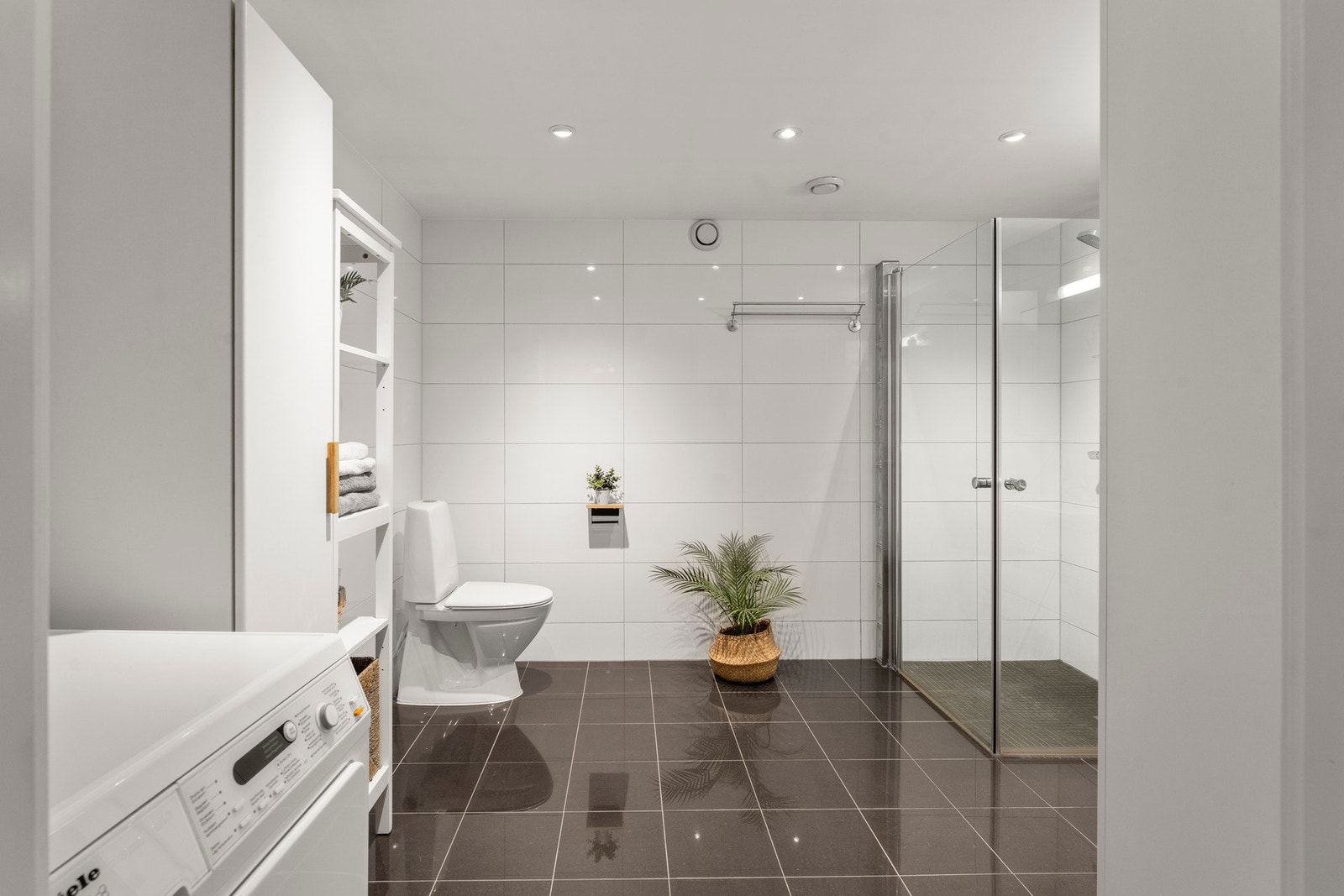 Bad/vaskerom har adkomst fra gangen og er meget romslig. Galleribilde