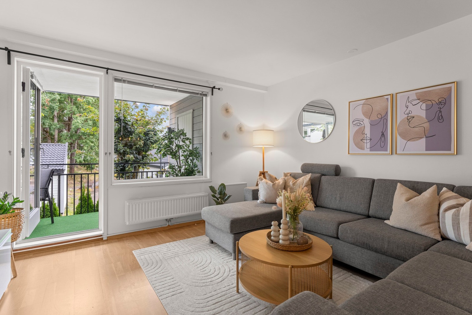 Romslig og innbydende stue med store vindusflater og balkongdør ut til sørvestvendt uteplass. Galleribilde