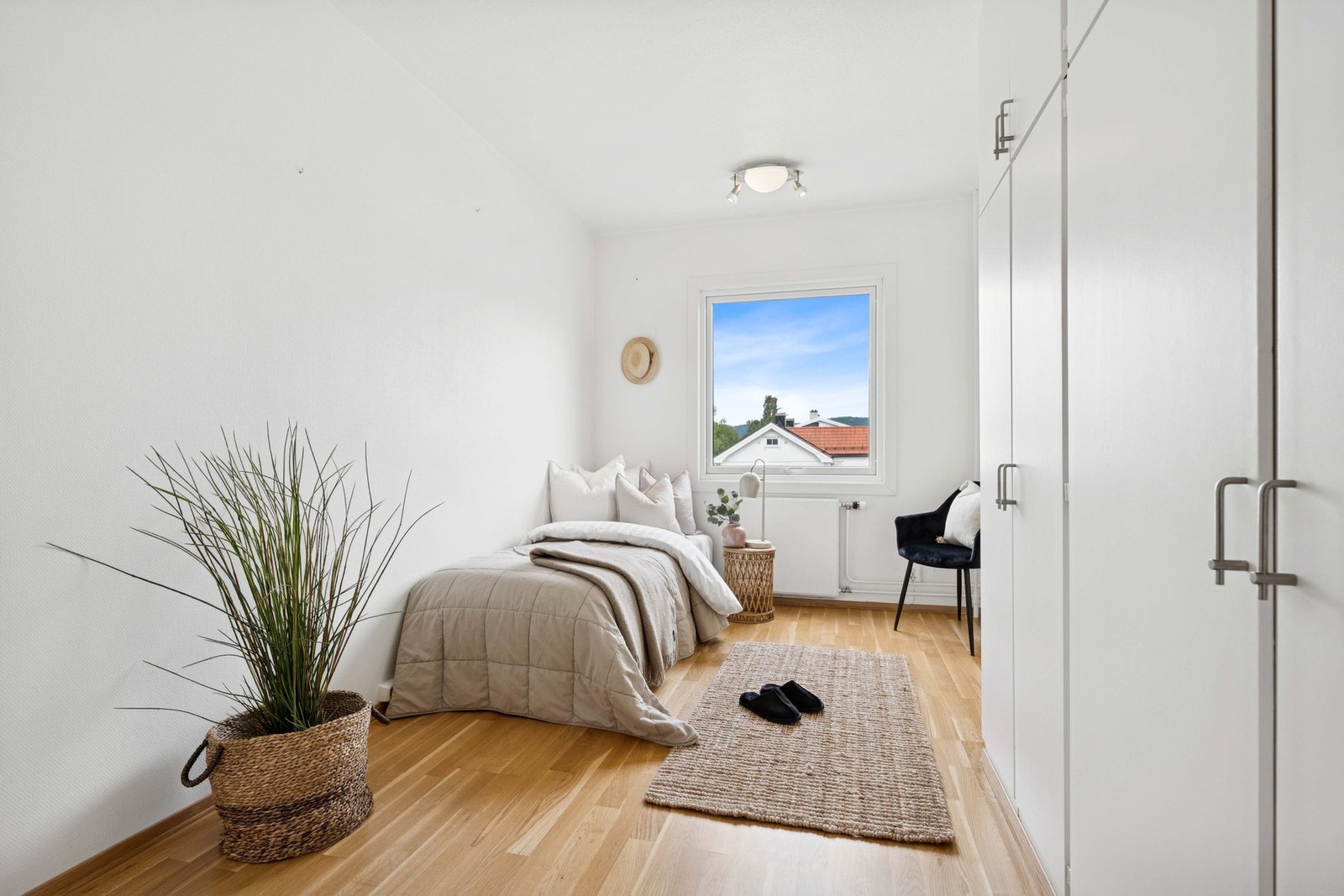 Leiligheten har to soverom. På dette soverommet er det garderobeskap. Fin plass til seng og annet møblement. Galleribilde