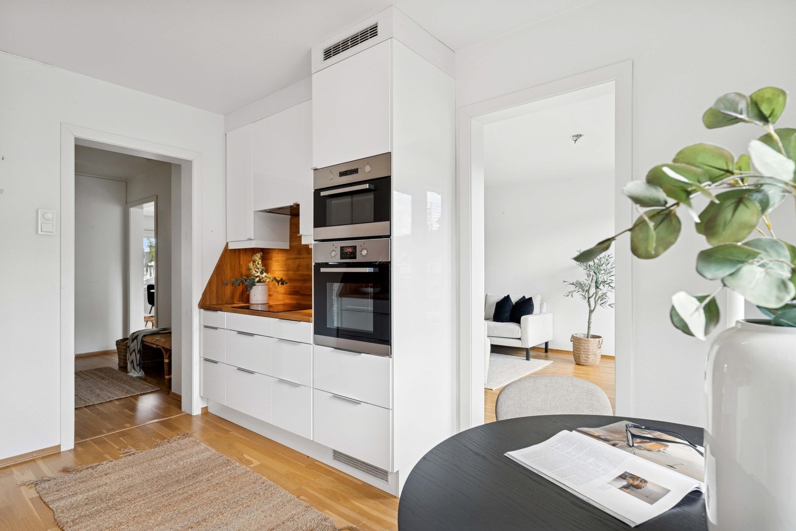 Kjøkkenet har integrerte hvitevarer og godt med skuff- og skapplass i innredningen. Galleribilde