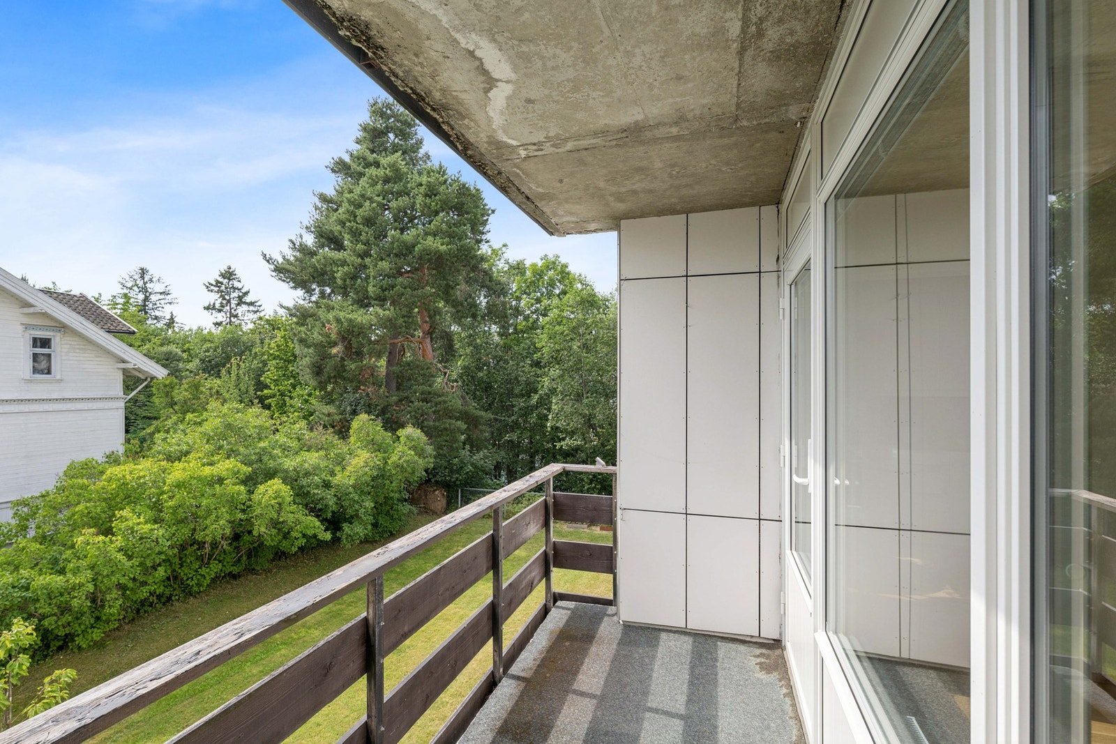 Nyt late sommerdager på balkongen. Galleribilde