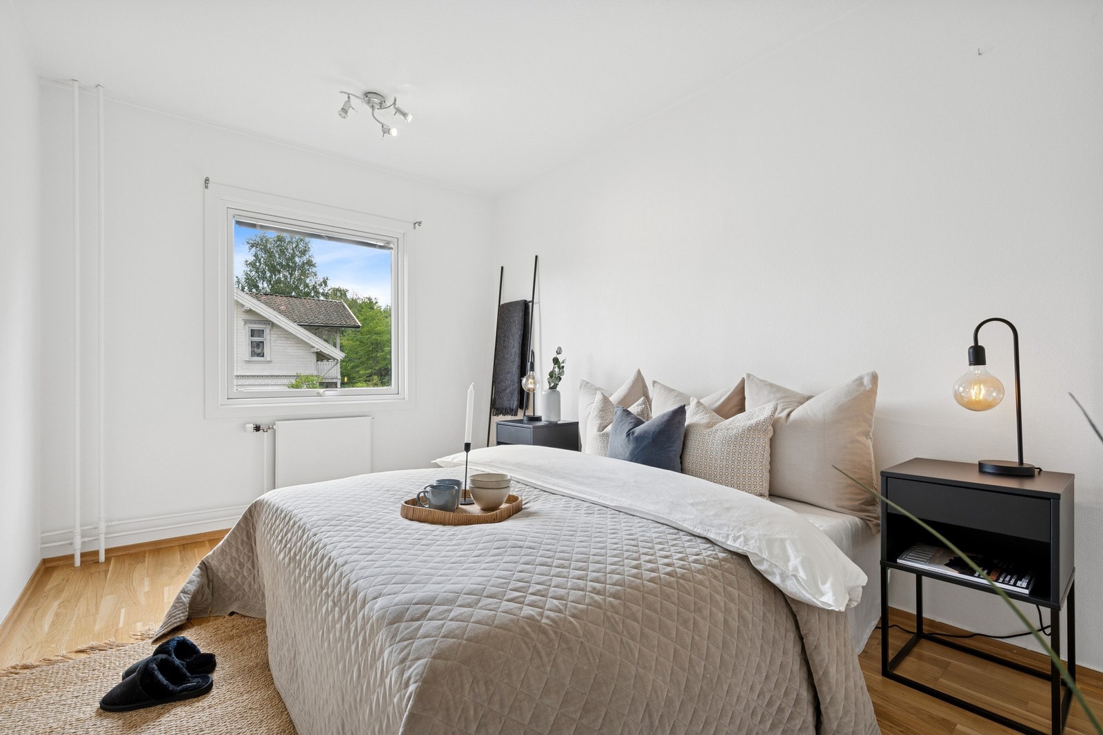 Soverom 2 har fin plass til dobbeltseng og tilhørende nattbord. Galleribilde