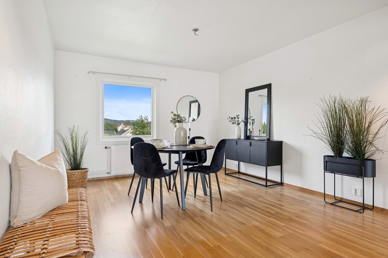 Stuen har fin plass til spisestue i den ene enden av stuen. Galleribilde