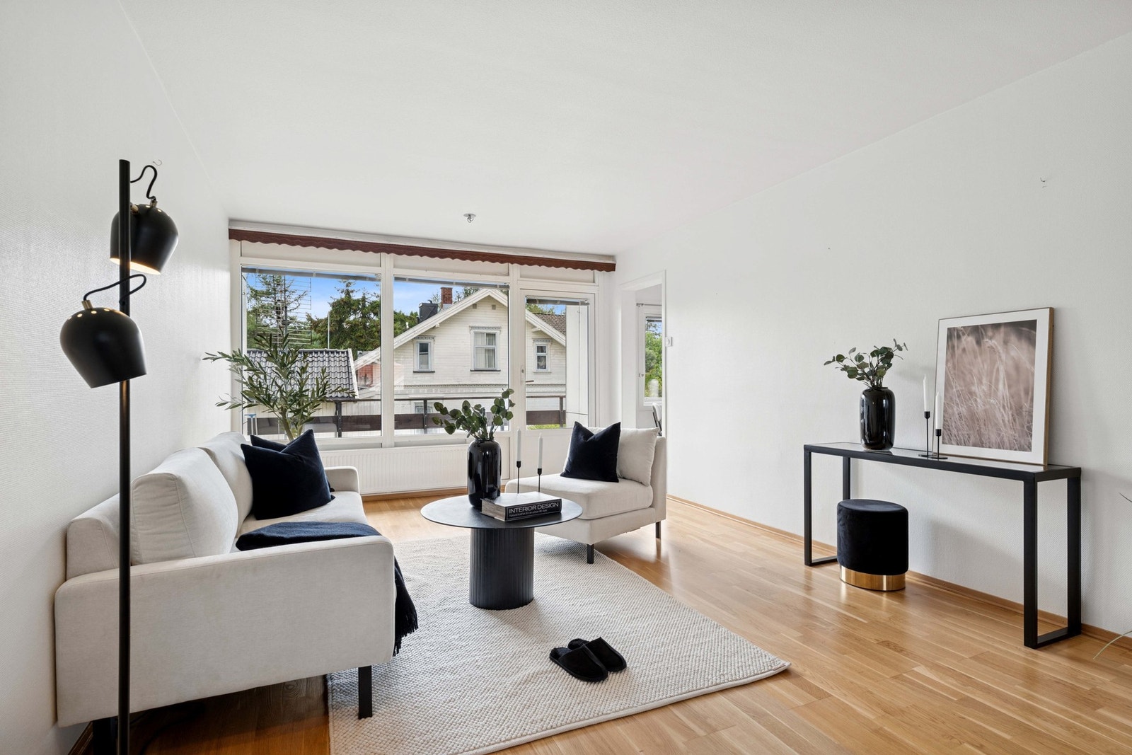 Fra stuen er det utgang til den solrike balkongen. Galleribilde