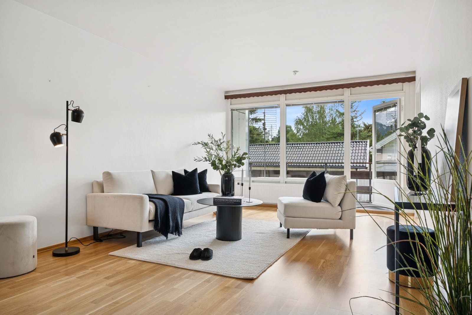 De lyse overflatene gjør det enkelt å sette sin stil på leiligheten. Galleribilde