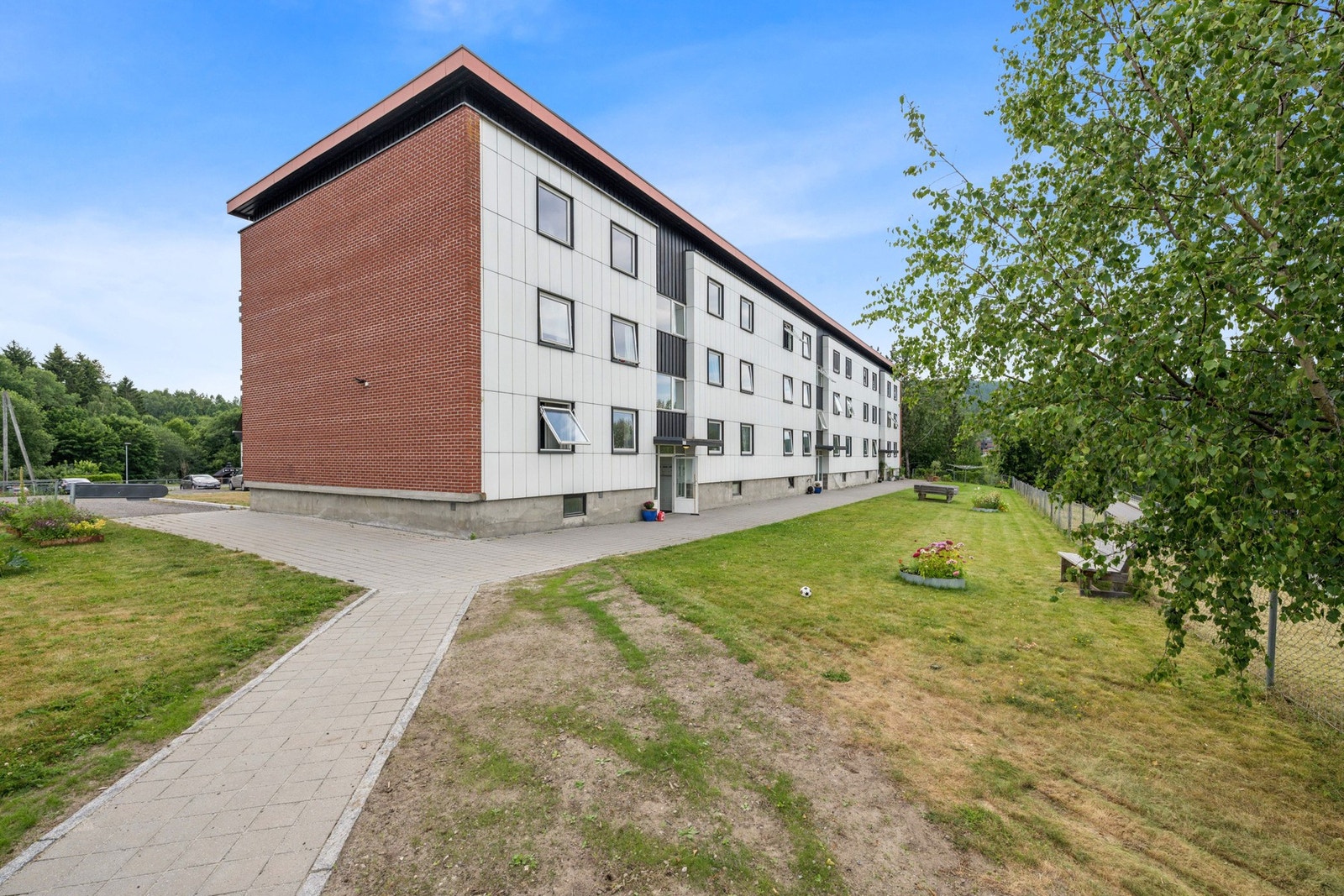 Bo sentralt på Jevnaker - leilighet med solrik balkong og kun få minutters gange til sentrum. Galleribilde
