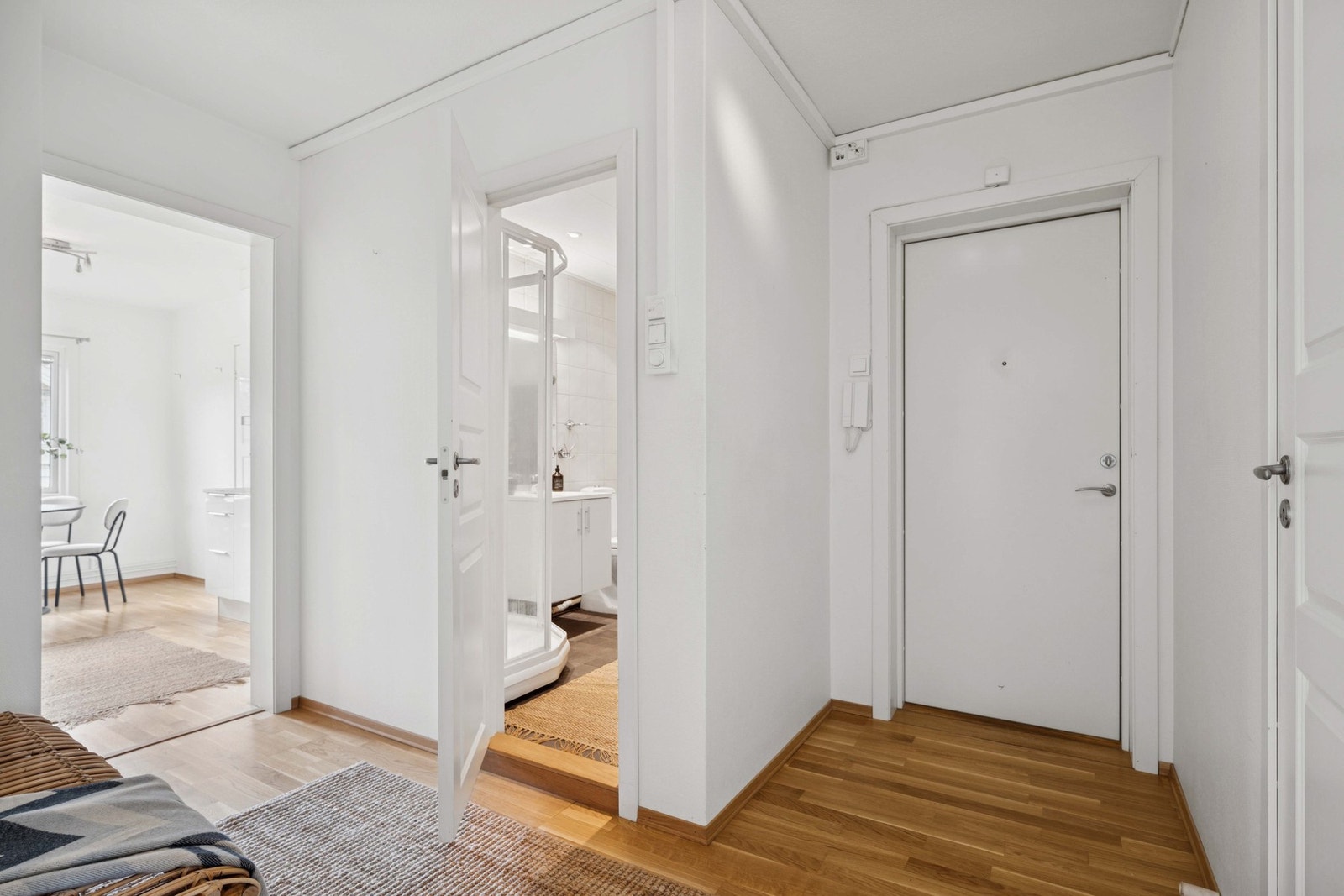 Velkommen inn - Lys entré med fin plass til å hensette sko og yttertøy. Galleribilde