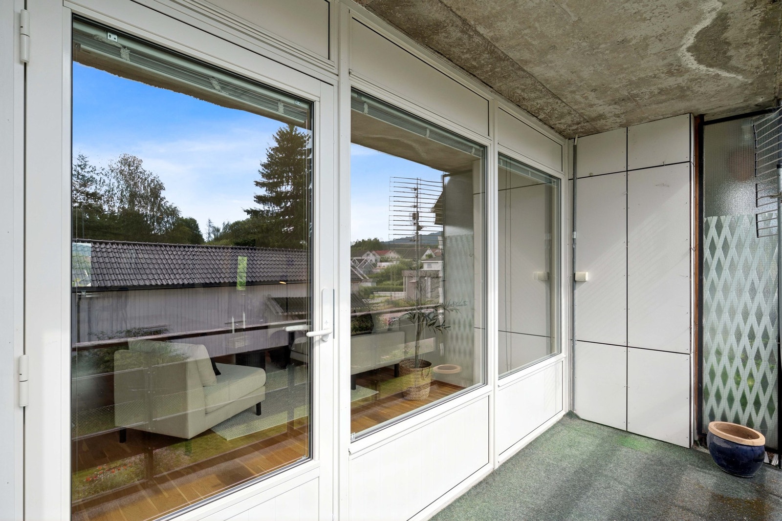 Fin plass til utvendig møblement på den solrike balkongen. Galleribilde