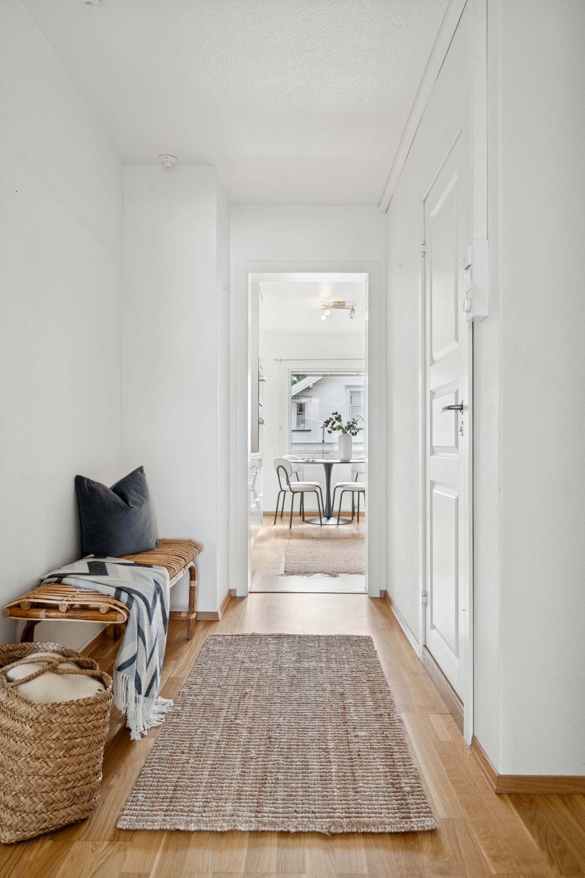 Fra entréen/gangen kommer du videre til leilighetens kjøkken og spisestue/stue. Galleribilde