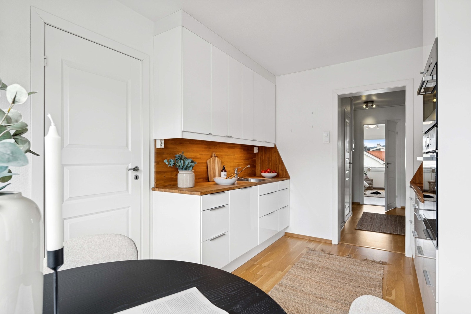 Kjøkkenet ligger i delvis åpen løsning mot stue/spisestue og mot gangen. Galleribilde