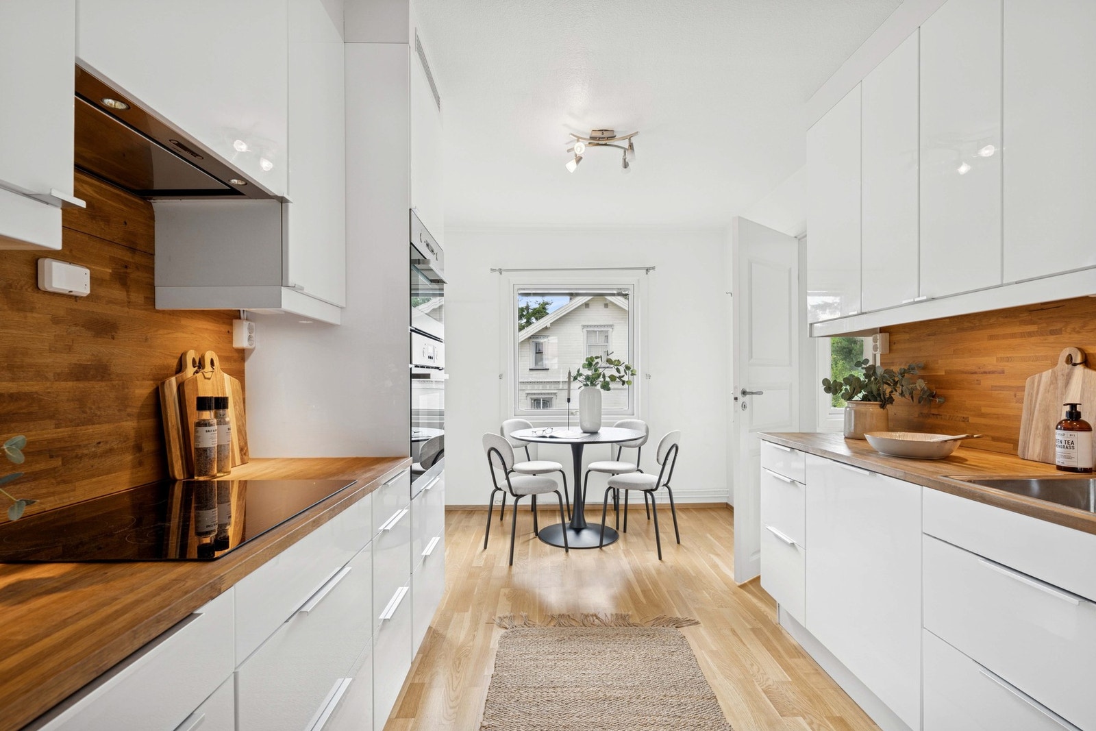 Et lyst og delikat kjøkken med plass til kjøkkenbord. Galleribilde