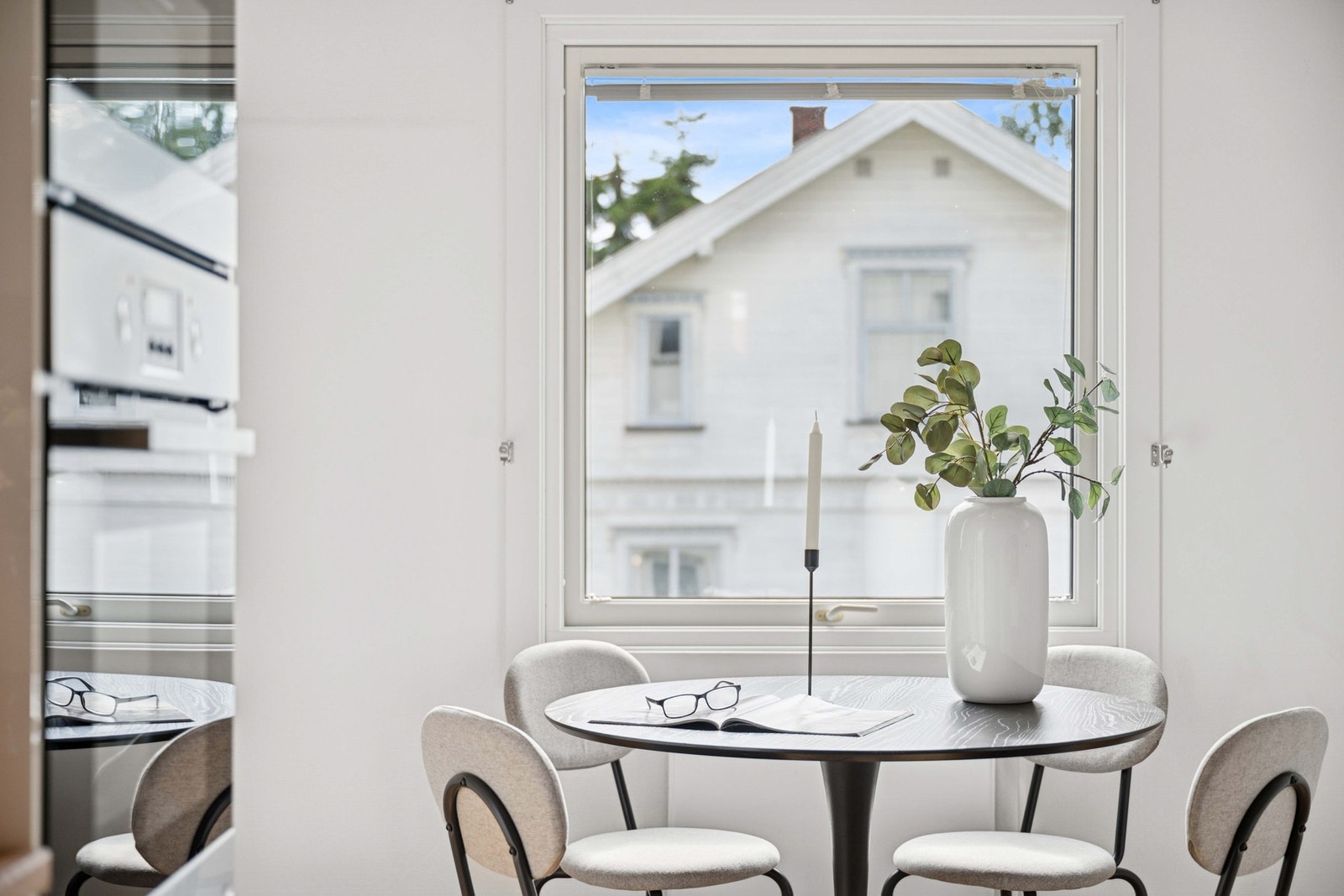 Nyt frokosten ved kjøkkenbordet samtidig som du titter ut mot nabolaget. Galleribilde