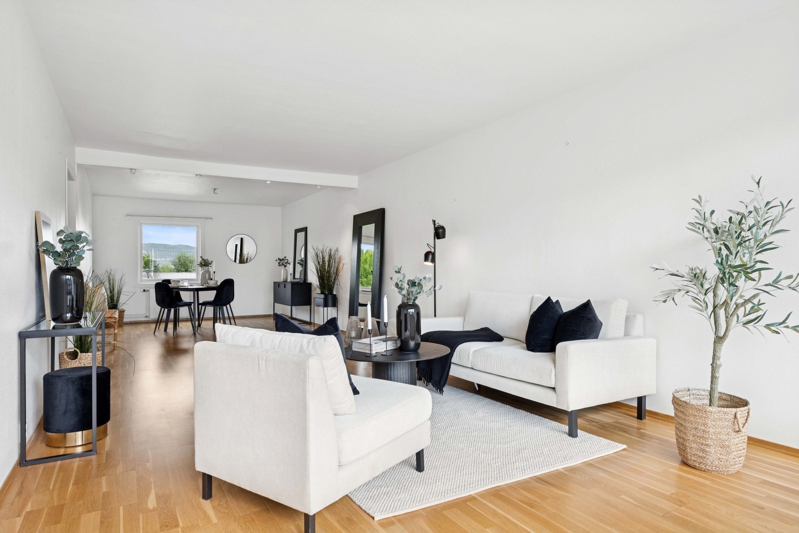 Lys og luftig stue med god plass til både sofagruppe, spisestue og annet møblement. Galleribilde