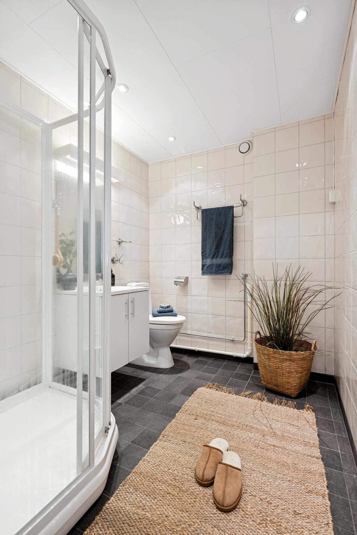 Et lyst og trivelig baderom. Galleribilde