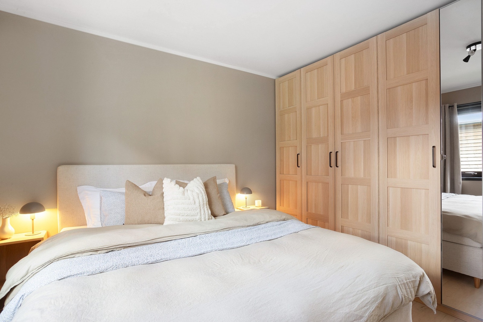 Hovedsoverommet med stor garderobe, det er totalt 2 soverom i leiligheten Galleribilde