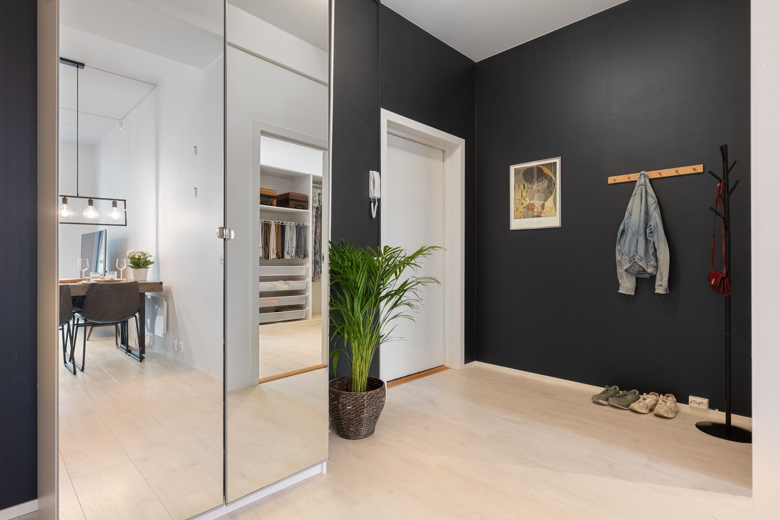 Stor og praktisk gang med garderobeskap Galleribilde