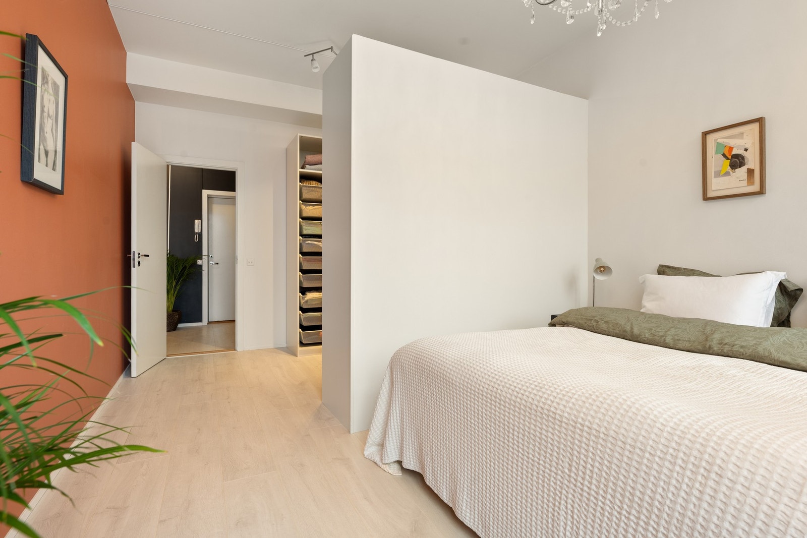 I dag er soverommet innredet med en stor og praktisk walk-in Galleribilde