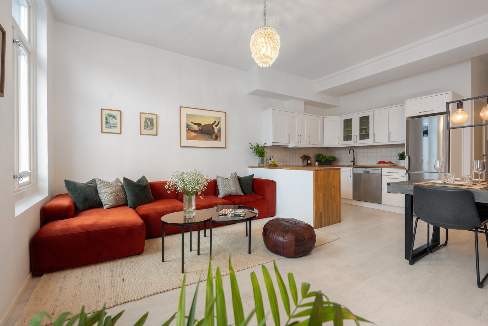 Stor stue/kjøkkenløsning med nesten 3 m takhøyde Galleribilde