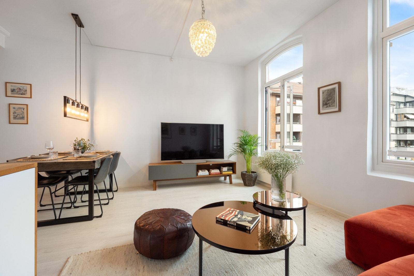 Store, flotte vinduer slipper inn rikelig med lys Galleribilde