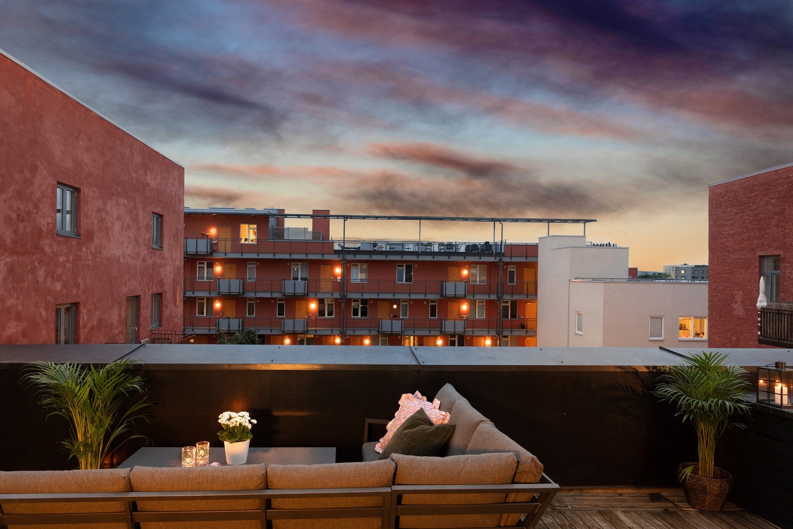 Terrassen har svært gode solforhold og pent utsyn Galleribilde