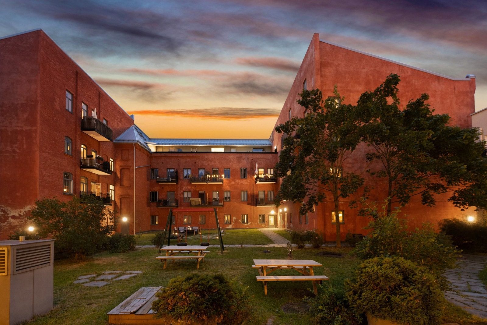 Bakgården er en fin møteplass og lekeplass Galleribilde