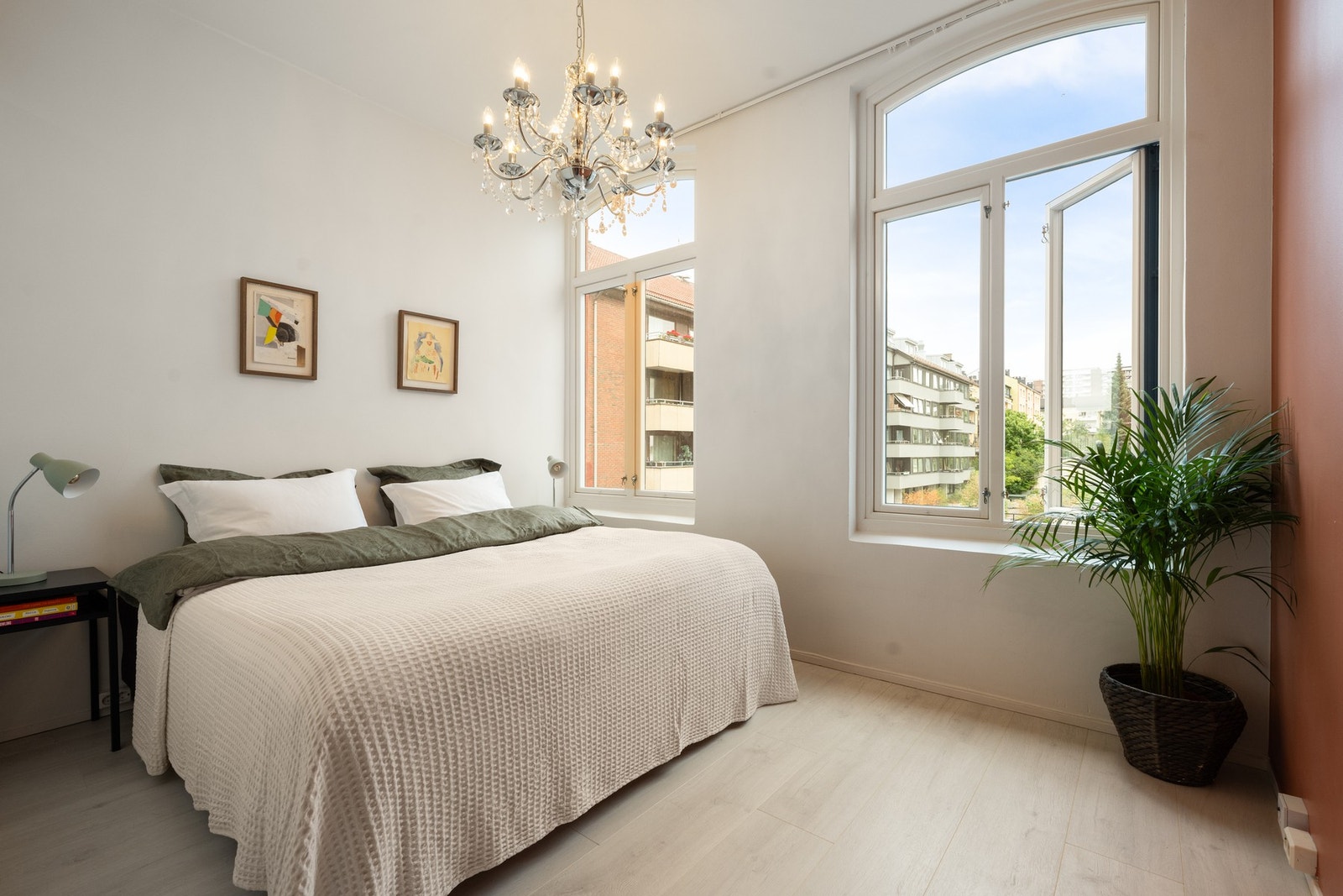 Soverom på 18 kvm med to gode vinduer. Fullt mulig å dele inn i to soverom. Galleribilde