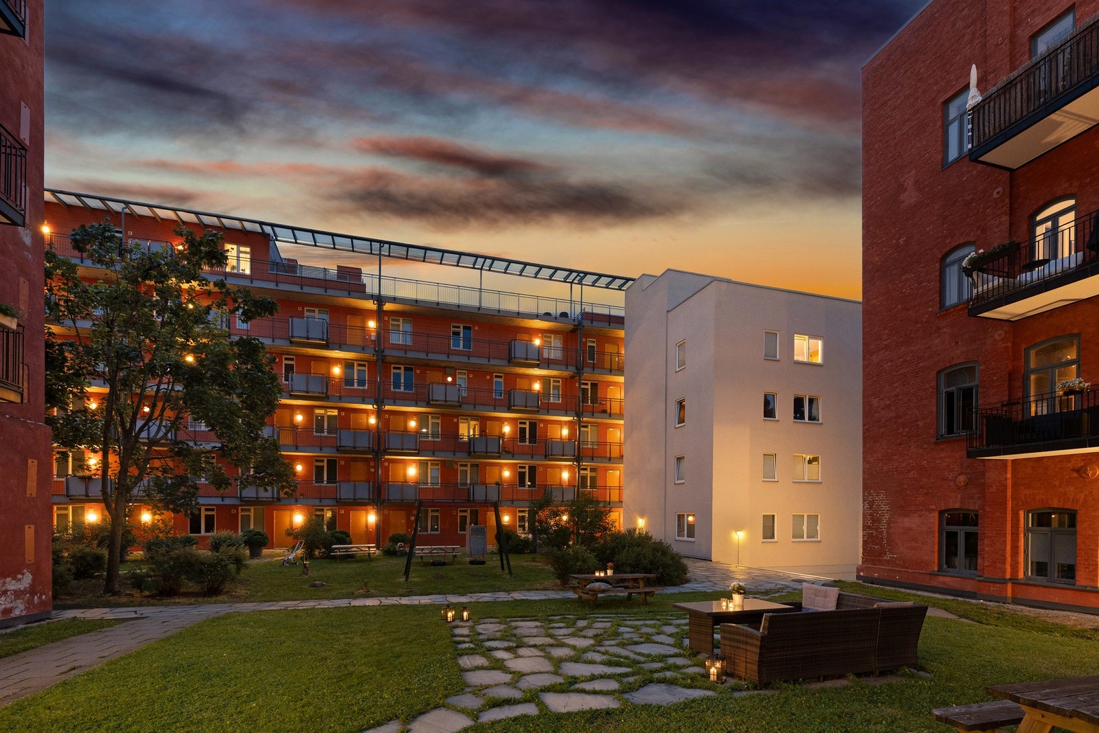 Borettslagets helt supre bakgård med god plass for både to og firbente Galleribilde