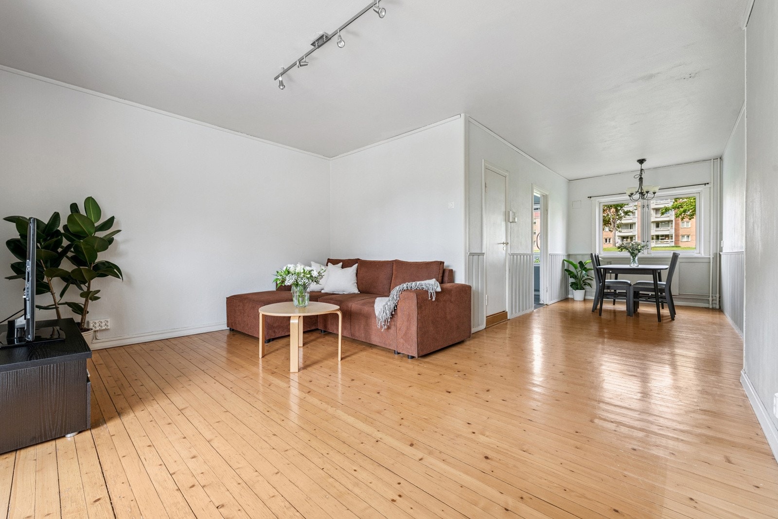 Lys og gjennomgående leilighet med god planløsning og flere innredningsmuligheter. Galleribilde