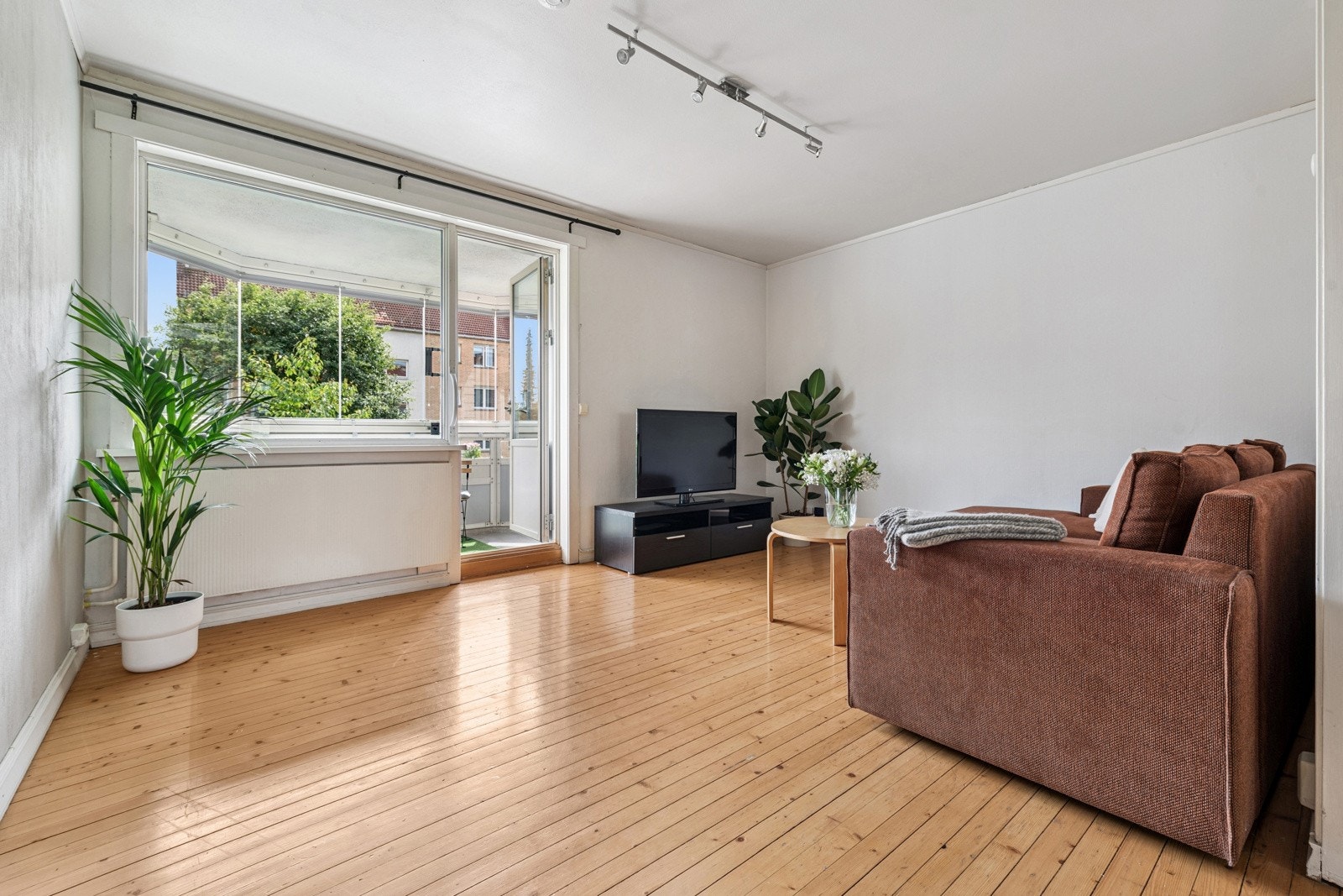 Stue med utgang til innglasset balkong som vender ut mot rolig gate. Galleribilde