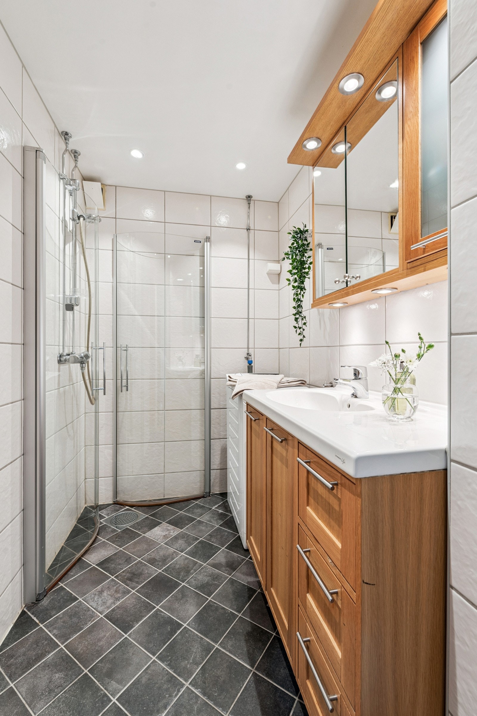 Pent flislagt bad som i 2009 ble rehabilitert i regi av borettslaget med nye overflater, sluk, røropplegg, varmekabler og sanitærutstyr. Galleribilde