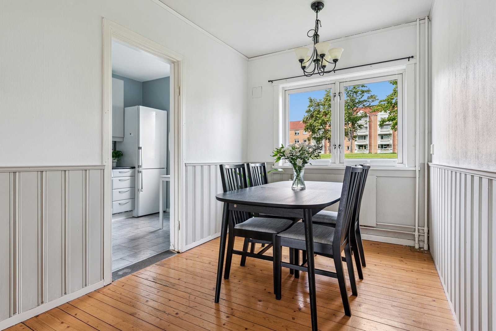 Spisestuen ligger vegg i vegg med kjøkkenet med god plass til spisebord for hyggelige sammenkomster. Flere har fjernet vegg mellom kjøkken og spisestue. Galleribilde